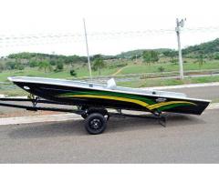 Barco com Console para o Pescador Exigente